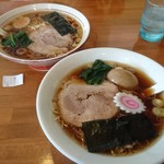 かまや食堂 - 煮付け玉子入り中華そば（手前）と中華そば