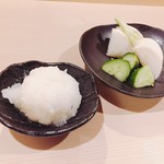 焼鳥　おみ乃 - お新香とお代わり自由の大根おろし