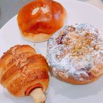 ゴンノ ベーカリー マーケット - ハムとチーズのクロワッサン
                                ラズベリーとクリームチーズ
                                クリームパン