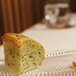 コシモ・プリュス - バジルとキャラウェイシードを練り込んだパン＆パプリカとマスタードを合わせたバター