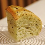 コシモ・プリュス - バジルとキャラウェイシードを練り込んだパン