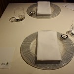 コシモ・プリュス - テーブルセッティング