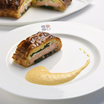 Brasserie PAUL BOCUSE - サーモンのパイ包み ソース・ベアルネーズ　