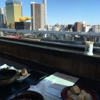 浅草むぎとろ 本店 - 隅田川の向こうにスカイツリーと金のオブジェ