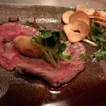 シャカ - 薄切りステーキに、ニンニクの丸焼きとカイワレ大根を巻いて