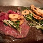 シャカ - 薄切りステーキにニンニクチップスとカイワレ大根