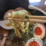 らーめん 一 - 麺は醤油が細麺、味噌が太麺でした。