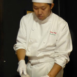 中国料理 北京 - 料理長自ら北京ダックを切り分ける