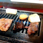 焼肉食堂 リキ太郎 - 焼き中