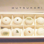 h Mutsu Kari - 和素材を使った「白いマカロン」の店頭販売始めました。お持たせにも是非どうぞ。ご予約・お問合せは当店までお願い致します。TEL : 03-5568-6266