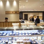 豆藤 - 店内の雰囲気です。沢山の惣菜が販売されていますよ。目移りしてしまいます。