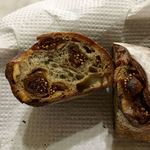 メゾン ムラタ - カンパーニュ生地に、有機いちぢくとくるみがふんだんに練り込まれている