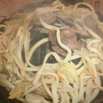 松尾ジンギスカン - 周囲に溜まった汁にうどんを吸い込ませる。