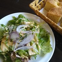 ヴィア トスカネッラ - ミニサラダと自家製パン
