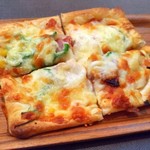 モン - ミックス(サラミ・ハム・野菜)ピザ