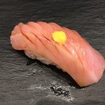 晶 - 『メジマグロ』クロマグロの幼魚です。ネタ全体に薄っすら脂がのっていて、中トロよりサッパリしたかんじです。