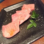 焼肉 虎龍 - 極厚タン塩。肉汁じゅわーでウマーです！