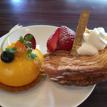 パティスリー シュクレ - （左から）マンゴーココナッツ、いちごのミルフィーユ