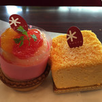 パティスリー シュクレ - （左から）グレープフルーツタルト、マンゴーカマンベールチーズケーキ