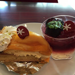 パティスリー シュクレ - （左から）マンゴータルト、葡萄ゼリー