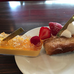 パティスリー シュクレ - （左から）マンゴープリン、いちごのミルフィーユ