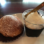 パティスリー シュクレ - （左から）クッキーシュークリーム、コーヒーゼリー