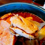 アジアンスープカリー べす - 2017/12  ちきんと厚切りベーコンのチキンのアップ