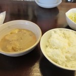 エイト・エ・リヤン - この日のメインのおかずのシチューとご飯も出来あがり。
            