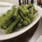 アッツケ ピッツァ - インゲン豆と新ジャガのジェノベーゼサラダ（550円）