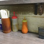 ラーメン二郎 - カウンター席の調味料