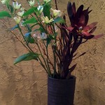 そば屋 案山棒 - カウンターの花