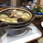 かたつむり - きのこのお鍋
      奥は天然のクレソン