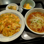 満州里 菜館 - “Bランチ/海老チリ玉子丼” 半ラーメン・搾菜・デザート付き