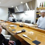 紋や - 清潔感あふれるカウンター