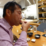 紋や - 「甘エビは、吸って食べる」指導を受ける