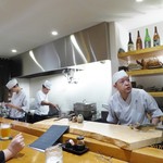 紋や - カウンター内の職人さんたち