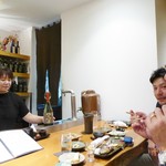 紋や - カウンター席で話が弾む