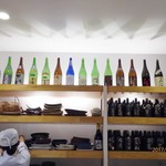 紋や - カウンター内のディスプレイ