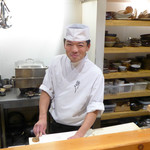 紋や - 料理長が笑顔で調理中