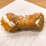 イータリー - 【2017年11月】カンノーリクラシック（リコッタチーズにオレンジピール&ピスタチオ）