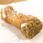 イータリー - 【2017年11月】カンノーリクラシック（リコッタチーズにピスタチオのアップ。