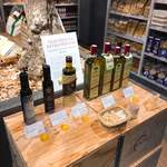 イータリー - 【2017年11月】店内、オリーブオイルの紹介販売をしていた。