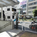 寿司・うなぎ 羽子吾 - お店の前にはＴＢＳのロケバスが止まっていてドラマ「陸王」最終回の撮影で竹内涼真さんが寒い中ダウンジャケットを羽織り準備運動をされていました。