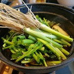 山形蕎麦と串揚げのお店 焔蔵 - 鴨せり付けつゆ　アップ　鴨肉が隠れて見えませんが