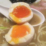 煮干中華そば 鈴蘭 - 味玉は水分の抜けた良い感じ