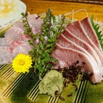 居酒屋 さち呼 - クエ（左）と天ぶり（右）のお刺身