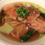 中國料理 北京 - 「骨付き肉汁そば」：スープは大人しい、鶏ガラ・醤油ベースの汁そば。