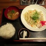 豚の晴れぶたい 東通り店 - お昼の定食［塩焼きそば定食(580円)］