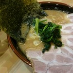 横浜ラーメン 北村家 - チャーシューメン（880円）と半ライス(50円)