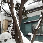 おかだ紅雪庭 - 雪の中の有形文化財も風情があります。